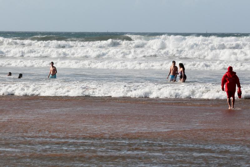 Más de una treinta de playas asturianas izaron este lunes la bandera roja tanto por el fuerte oleaje como por el viento.