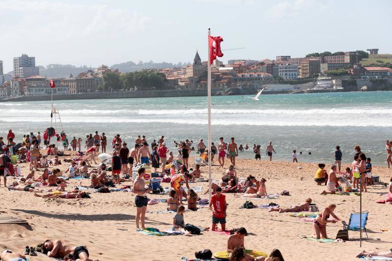 Más de una treinta de playas asturianas izaron este lunes la bandera roja tanto por el fuerte oleaje como por el viento.