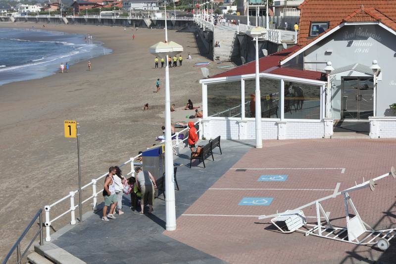 Más de una treinta de playas asturianas izaron este lunes la bandera roja tanto por el fuerte oleaje como por el viento