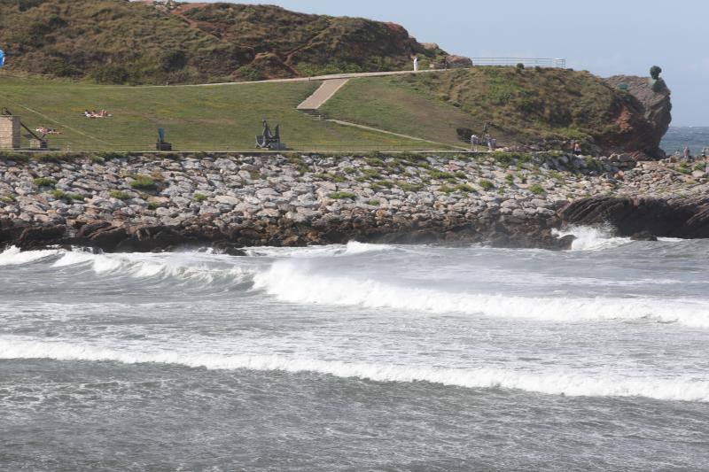 Más de una treinta de playas asturianas izaron este lunes la bandera roja tanto por el fuerte oleaje como por el viento