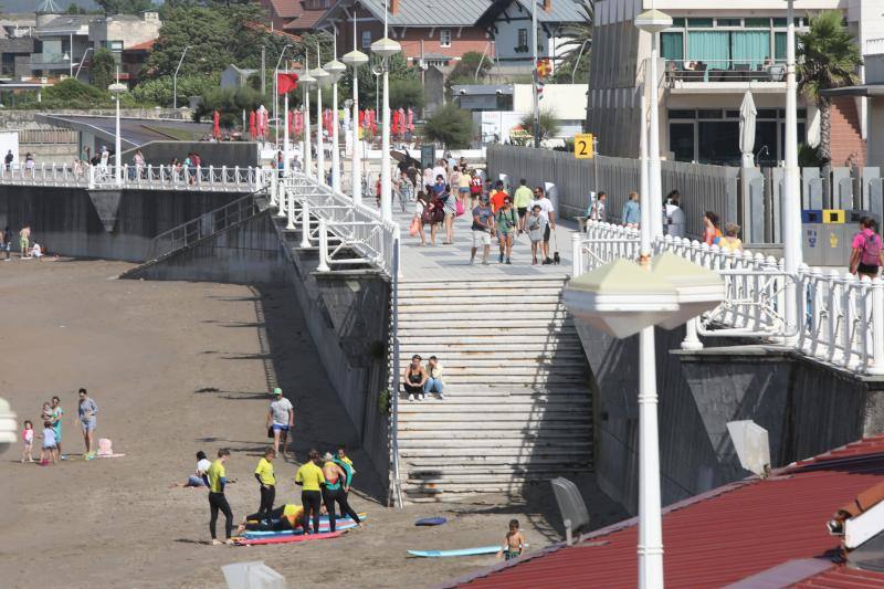 Más de una treinta de playas asturianas izaron este lunes la bandera roja tanto por el fuerte oleaje como por el viento