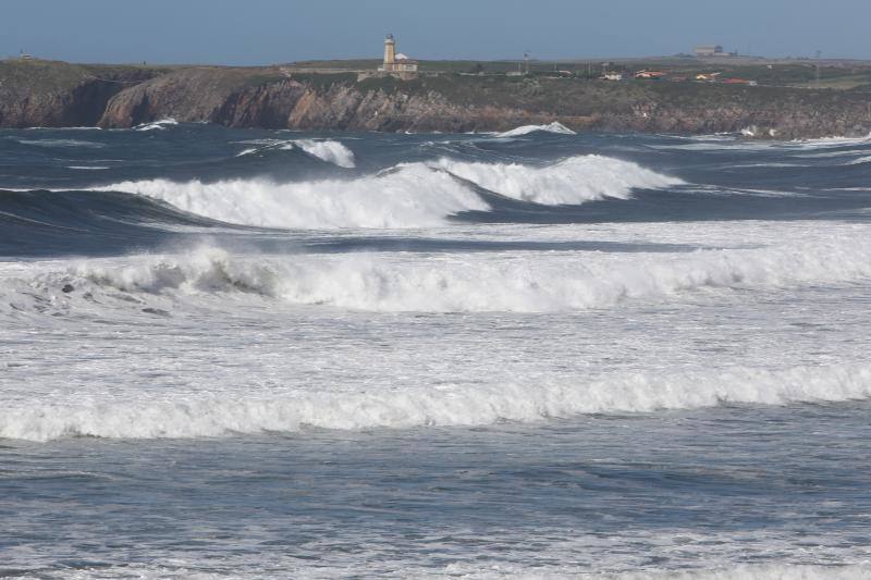 Más de una treinta de playas asturianas izaron este lunes la bandera roja tanto por el fuerte oleaje como por el viento