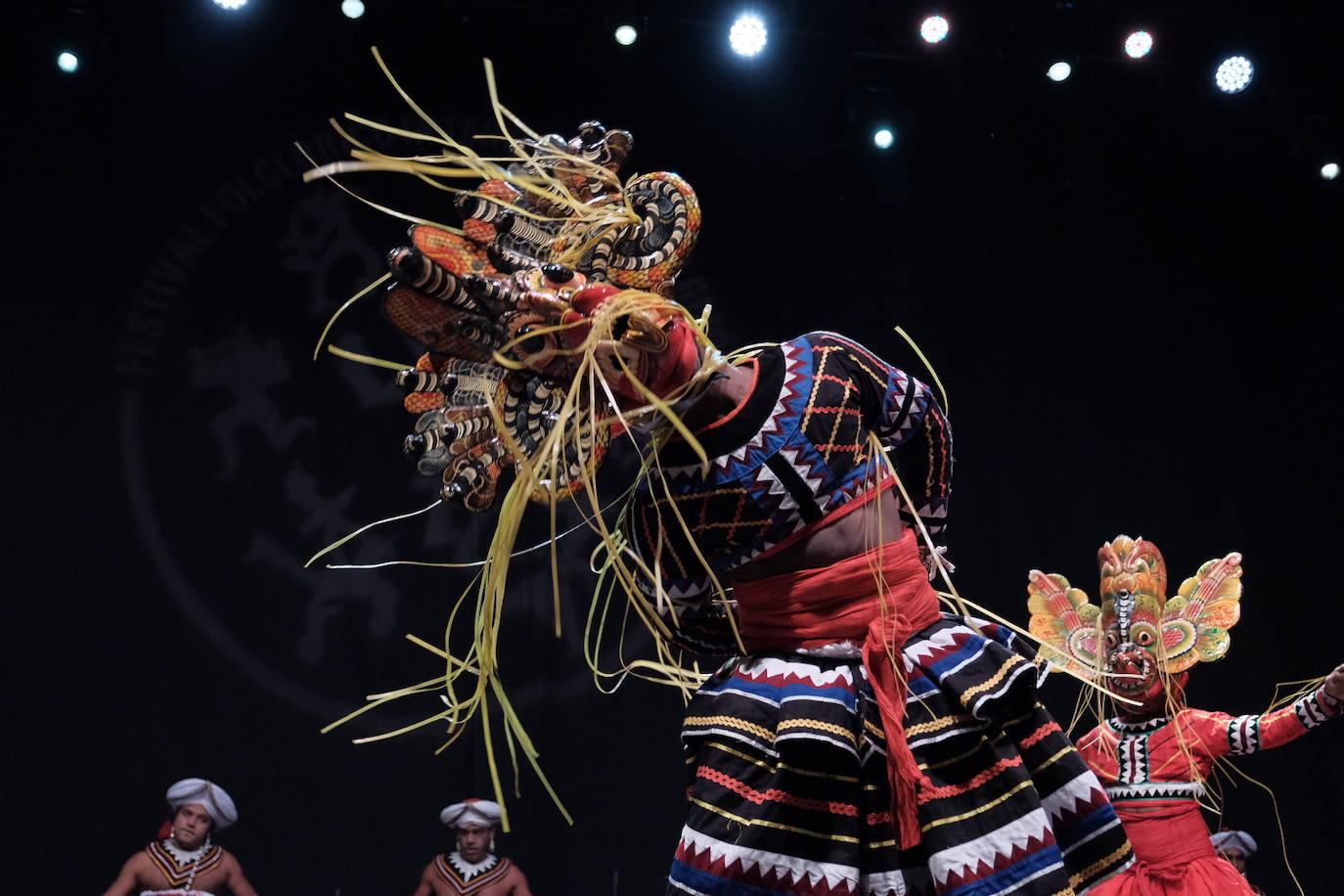 La plaza Mayor de la ciudad acogió la danza de grupos procedentes de Asturias, Valencia, Serbia y Sri-Lanka, que abrieron la primera de las tres jornadas de bailes folclóricos de carácter internacional.