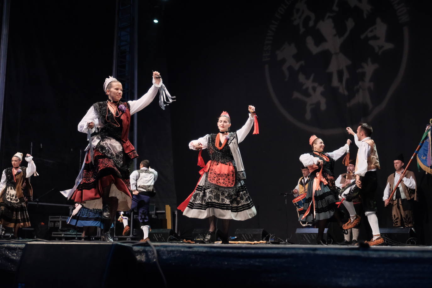 La plaza Mayor de la ciudad acogió la danza de grupos procedentes de Asturias, Valencia, Serbia y Sri-Lanka, que abrieron la primera de las tres jornadas de bailes folclóricos de carácter internacional.