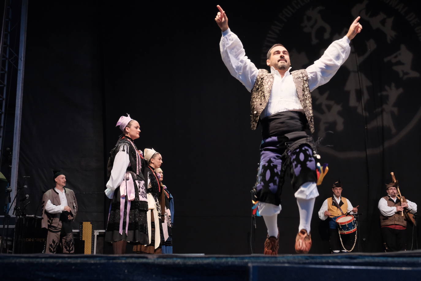 La plaza Mayor de la ciudad acogió la danza de grupos procedentes de Asturias, Valencia, Serbia y Sri-Lanka, que abrieron la primera de las tres jornadas de bailes folclóricos de carácter internacional.
