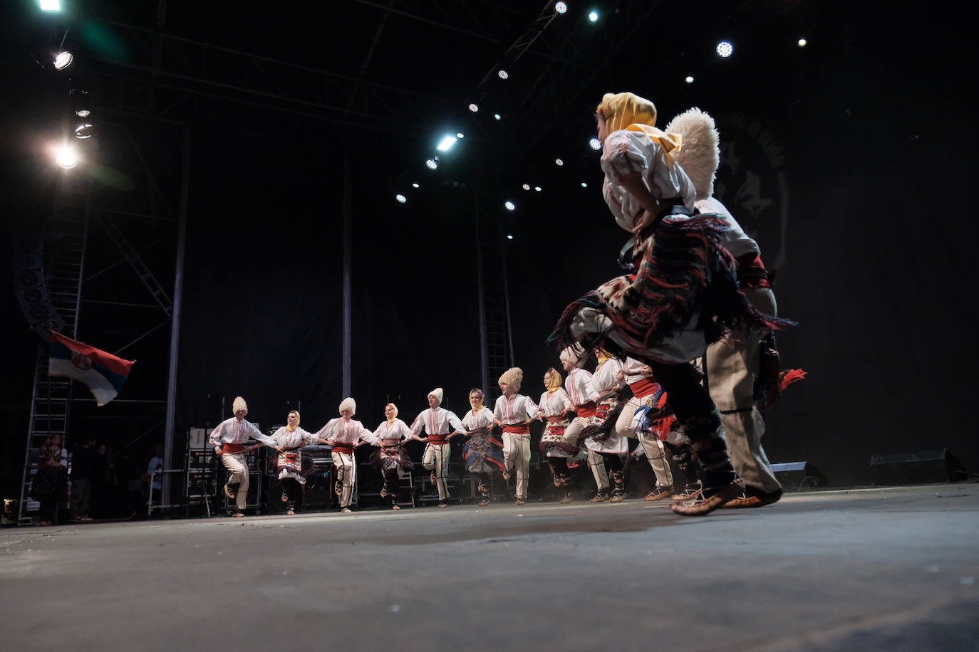 La plaza Mayor de la ciudad acogió la danza de grupos procedentes de Asturias, Valencia, Serbia y Sri-Lanka, que abrieron la primera de las tres jornadas de bailes folclóricos de carácter internacional.