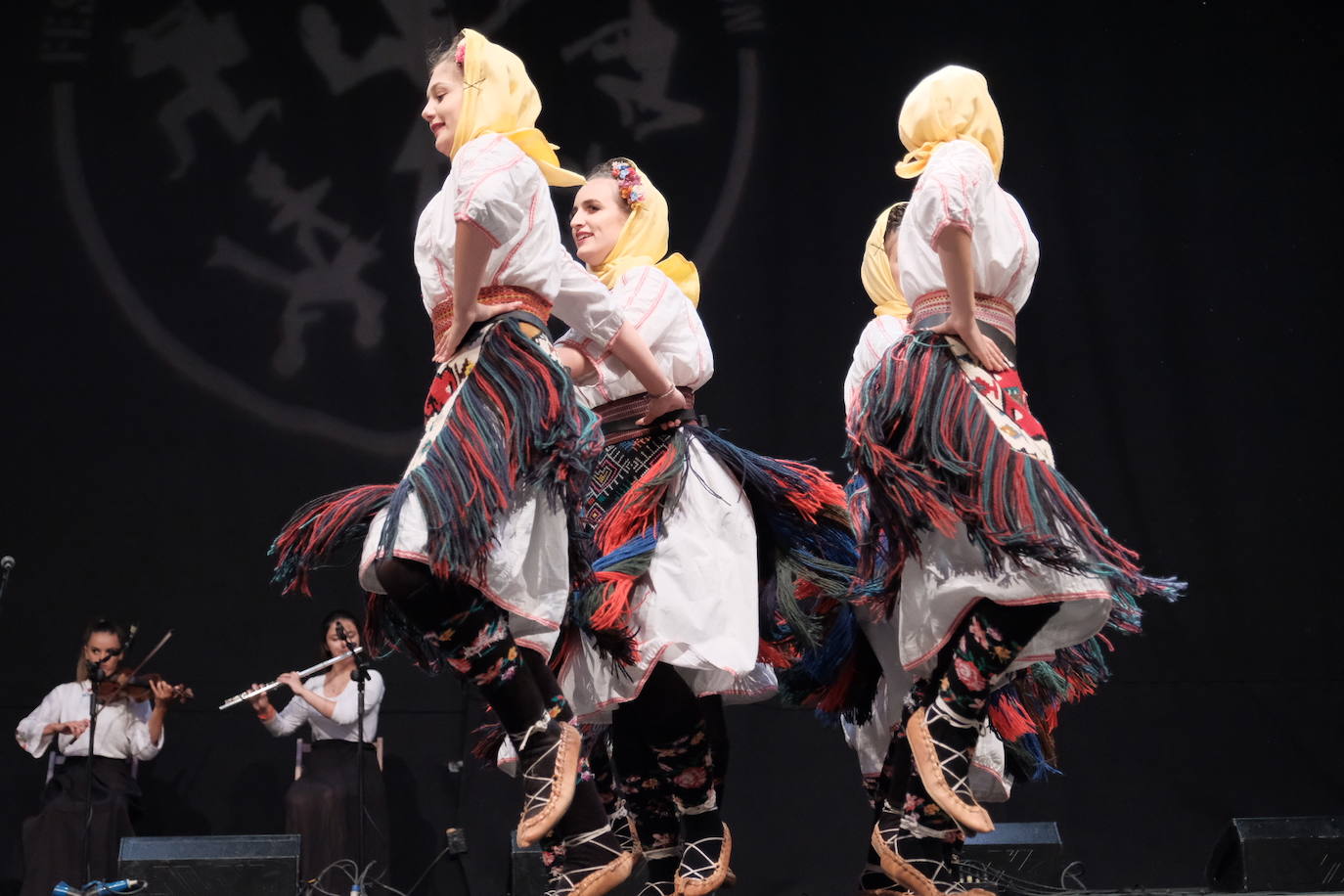 La plaza Mayor de la ciudad acogió la danza de grupos procedentes de Asturias, Valencia, Serbia y Sri-Lanka, que abrieron la primera de las tres jornadas de bailes folclóricos de carácter internacional.