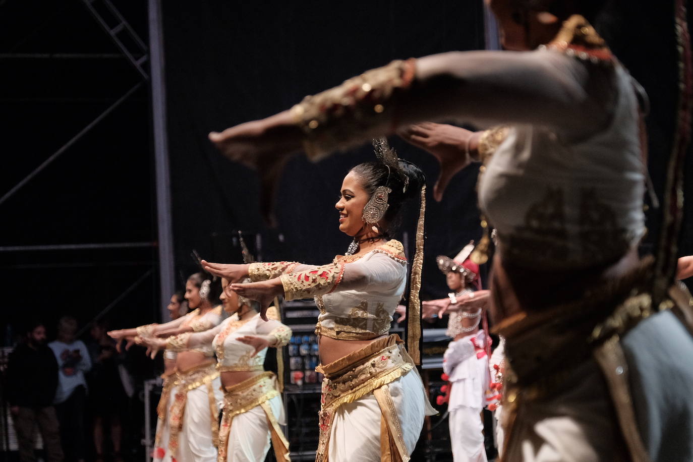 La plaza Mayor de la ciudad acogió la danza de grupos procedentes de Asturias, Valencia, Serbia y Sri-Lanka, que abrieron la primera de las tres jornadas de bailes folclóricos de carácter internacional.