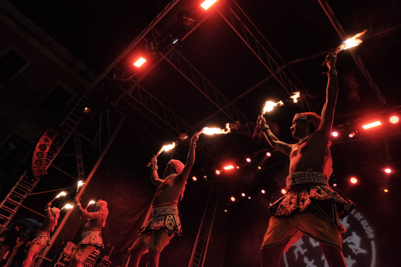 La plaza Mayor de la ciudad acogió la danza de grupos procedentes de Asturias, Valencia, Serbia y Sri-Lanka, que abrieron la primera de las tres jornadas de bailes folclóricos de carácter internacional.
