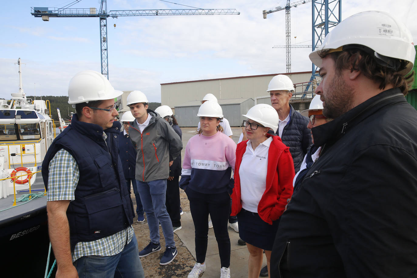 Alumnos y profesores de la Universidad Itinerante han hecho este martes escala en los Astilleros Armón de Navia antes de seguir rumbo.