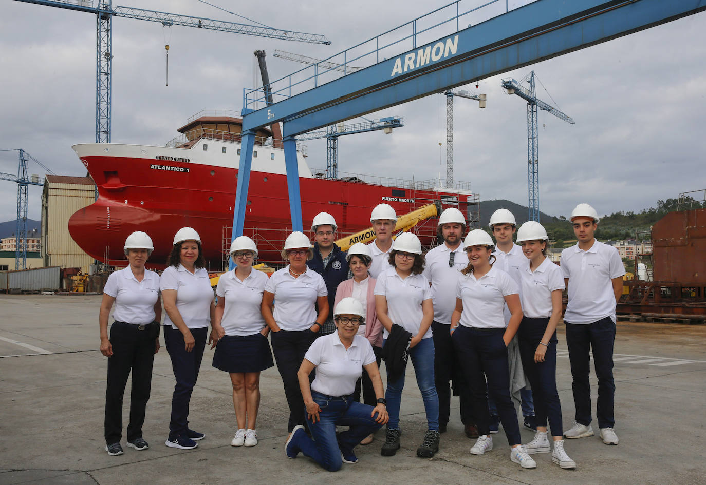 Alumnos y profesores de la Universidad Itinerante han hecho este martes escala en los Astilleros Armón de Navia antes de seguir rumbo.