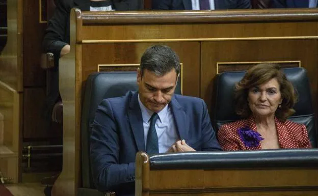 El presidente del Gobierno en funciones, Pedro Sánchez, junto a la vicepresidenta Carmen Calvo, durante el debate de intestidura.
