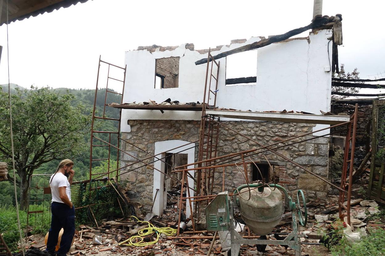 Fran Wagner contempla los destrozos en la quesería de El Coz, arrasada por las llamas.