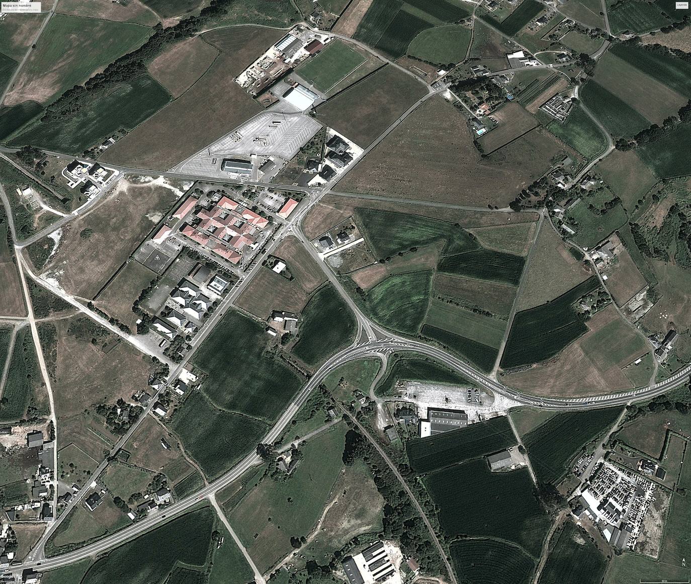 Coaña. El acceso al Hospital de Jarrio y la playa de Arnelles se hace desde la N-634 con un desvío que obliga a bajar a 40 kilómetros por hora; la reincorporación exige un Stop en un complejo cruce que se quiere sustituir por una rotonda.