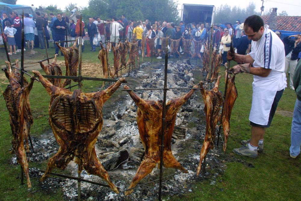 Acudir a una fiesta de prau y tomar cordero a la estaca