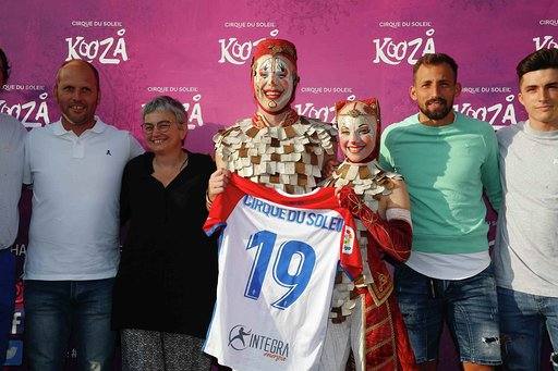 El primer pase de 'Kooza' en Gijón levantó mucha expectación. Entre los primeros visitantes estuvo la alcaldesa de Gijón, Ana González, y una representación del Sporting con su técnico José Alberto a la cabeza. 