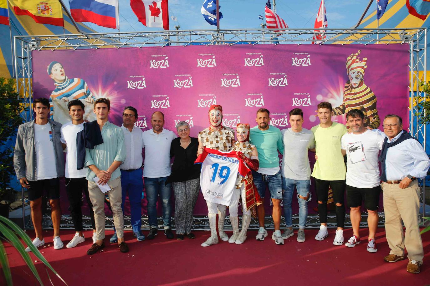 El primer pase de 'Kooza' en Gijón levantó mucha expectación. Entre los primeros visitantes estuvo la alcaldesa de Gijón, Ana González, y una representación del Sporting con su técnico José Alberto a la cabeza. 