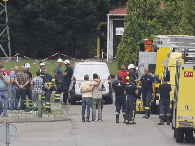 Personal de Bomberos del SEPA junto a compañeros del fallecido y trabajadores de La Pereda