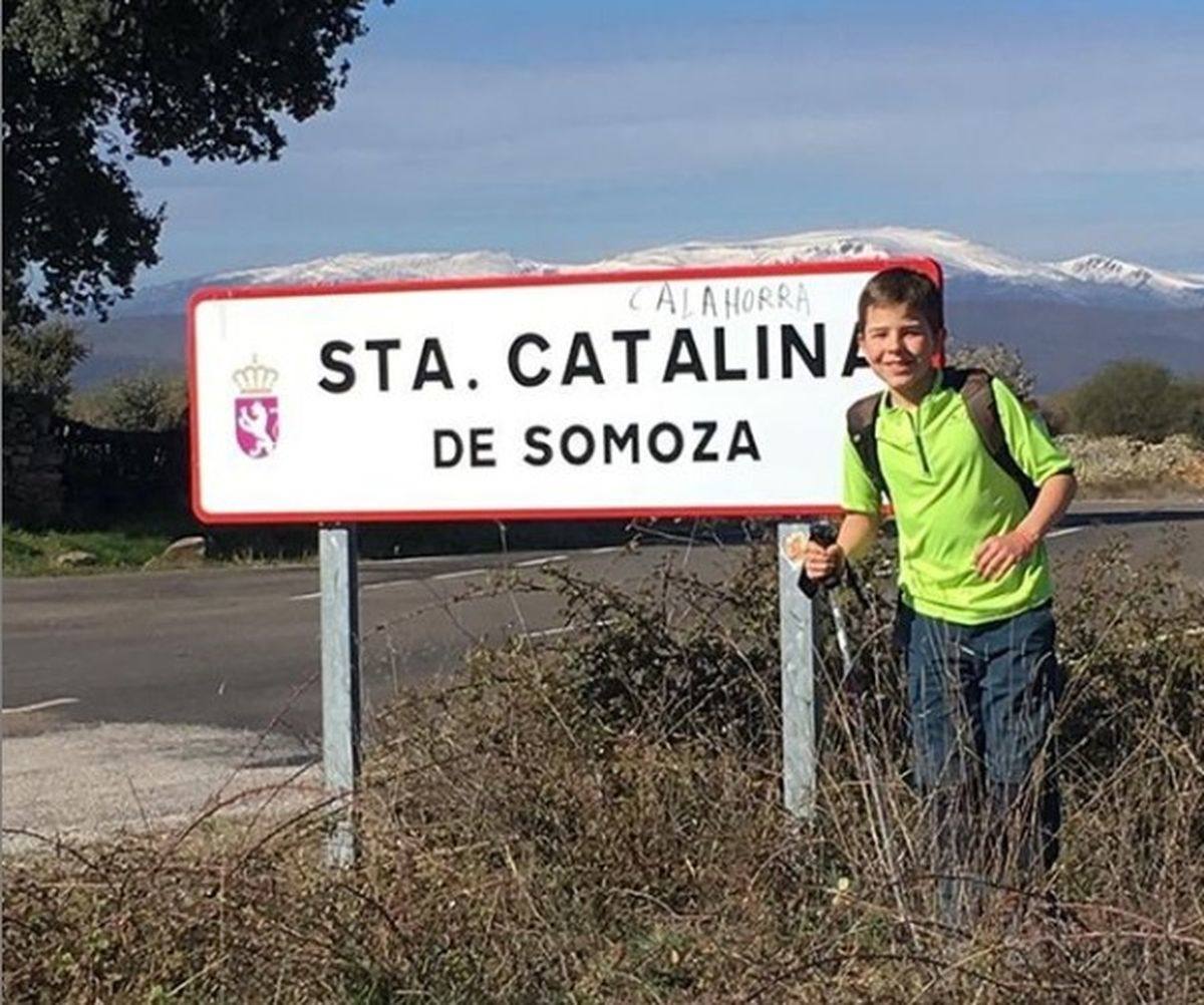 Jaime González y su nieto Santi han recorrido más de 1.200 kilómetros desde 2017, cuando peregrinaron por primera vez con 76 y 7 años. A través de su cuenta de Instagram cuentan su historia y cómo esta aventura ha ayudado a Santi a combatir la hiperactividad. 