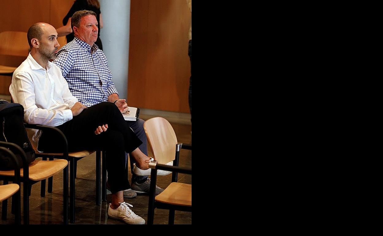 Marc Martí, en primer término, en el banquillo de los acusados. 