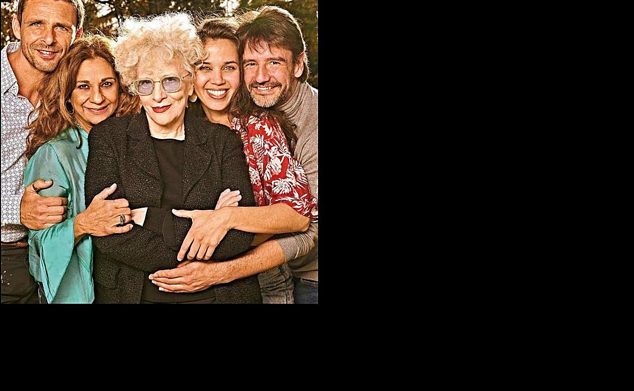 Magüi Mira, rodeada del elenco artístico de la obra. 