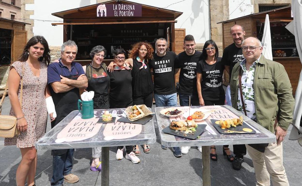 La concejala de Turismo, Raquel Ruiz, con los hosteleros y el gerente de la Ucayc