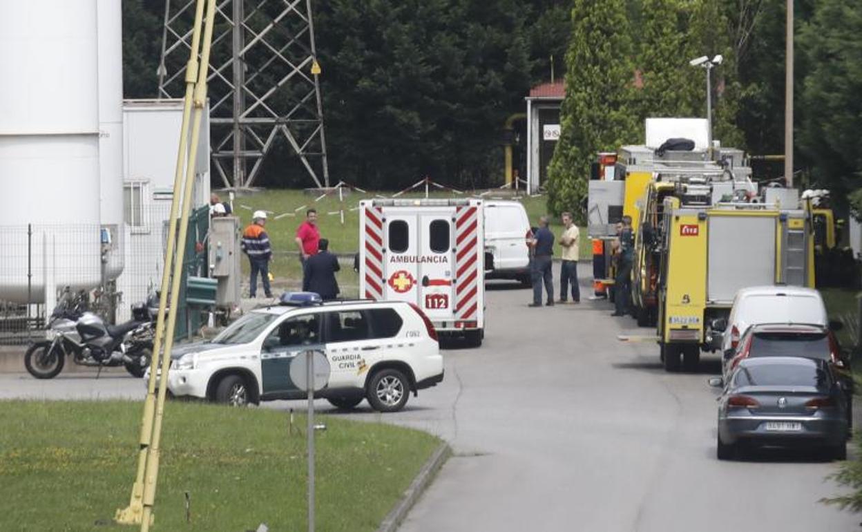 Dotaciones de personal de emergencia frente a la central de La Pereda.