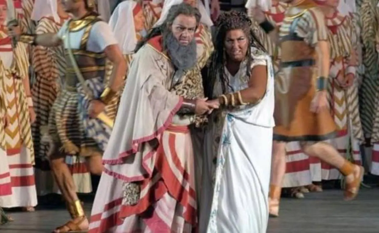 Una soprano planta a Plácido Domingo en Aida para evitar maquillaje negro: «Es racista»