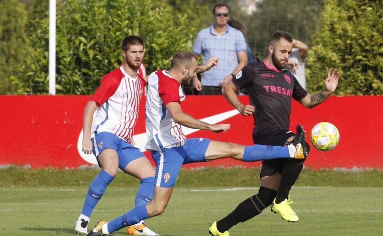 Azpiri despeja un balón ante la oposición de un jugador del Lealtad. 