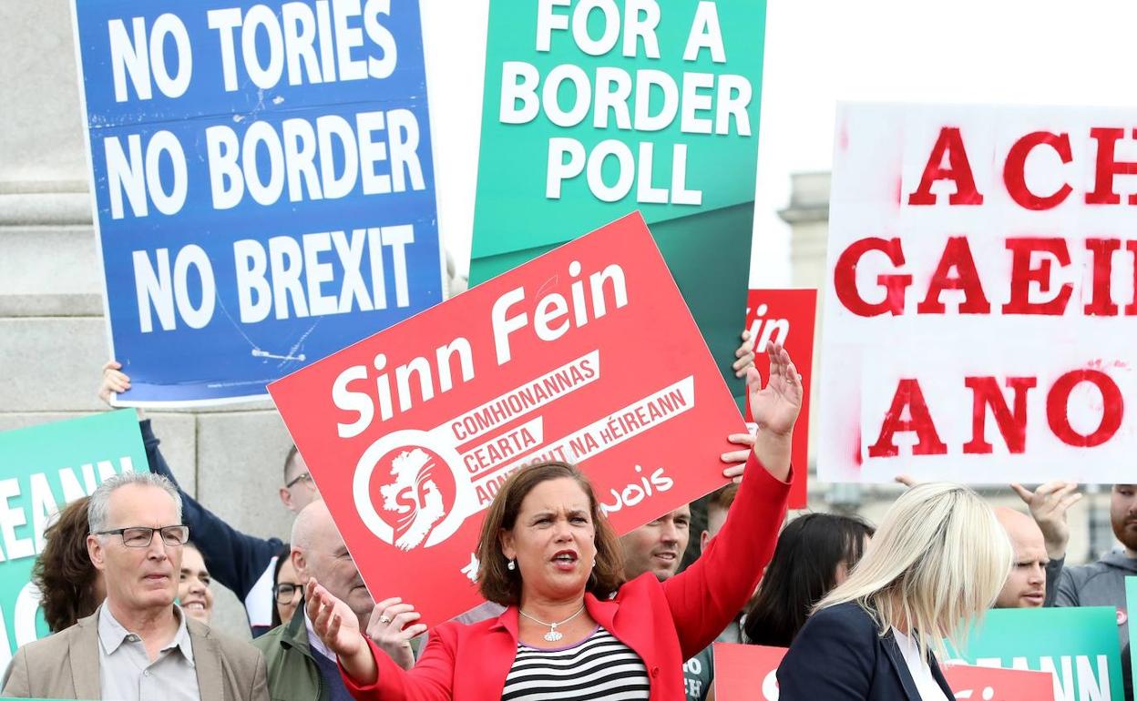 La presidenta del Sinn Féin, Mary Lou McDonald, durante una concentracion en Stormont House, Belfast.