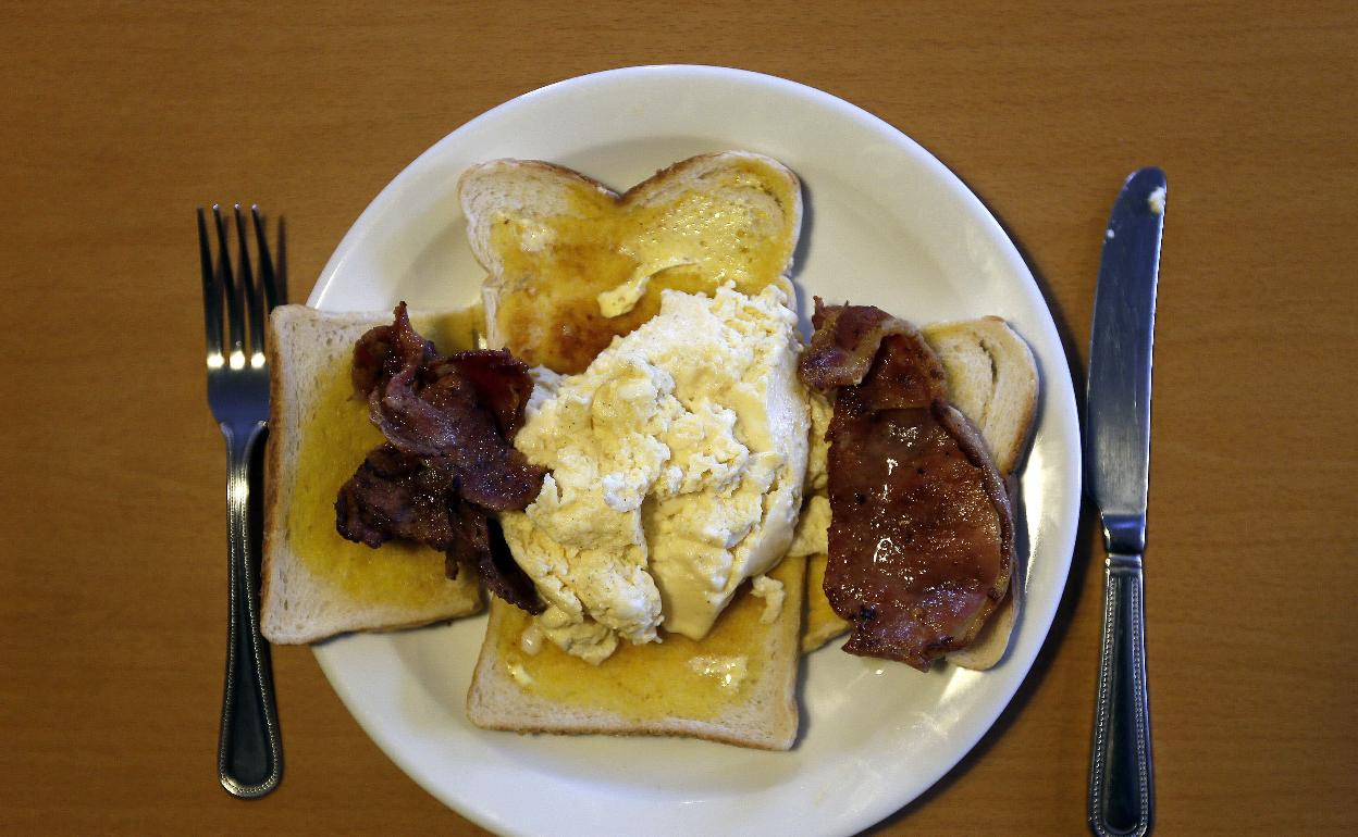 Unas tostadas con huevos. 