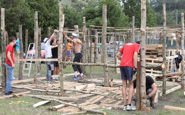 Un grupo de jóvenes trabajando en la construcción de las casetas del Xiringüelu.