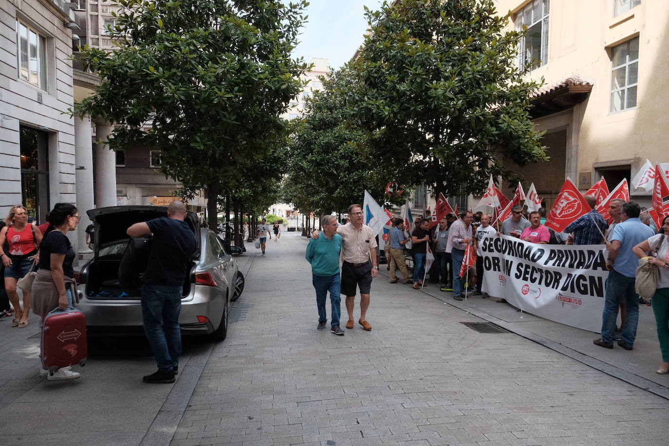 Fotos: Los trabajadores de Ombuds se manifiestan en Gijón