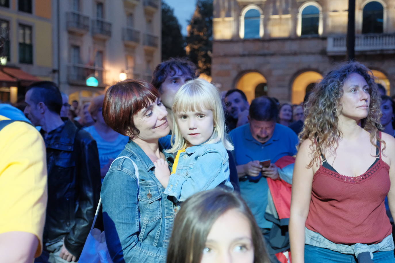 La británica puso a bailar a la Plaza Mayor de Gijón en un espectacular concierto que marca la apertura del festival. 