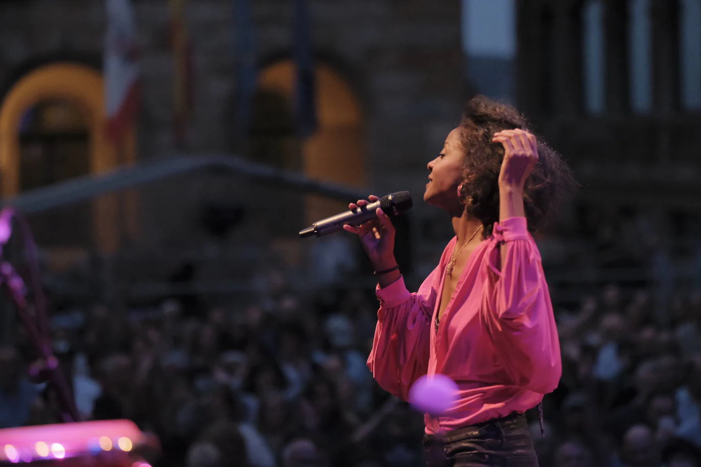 La británica puso a bailar a la Plaza Mayor de Gijón en un espectacular concierto que marca la apertura del festival. 