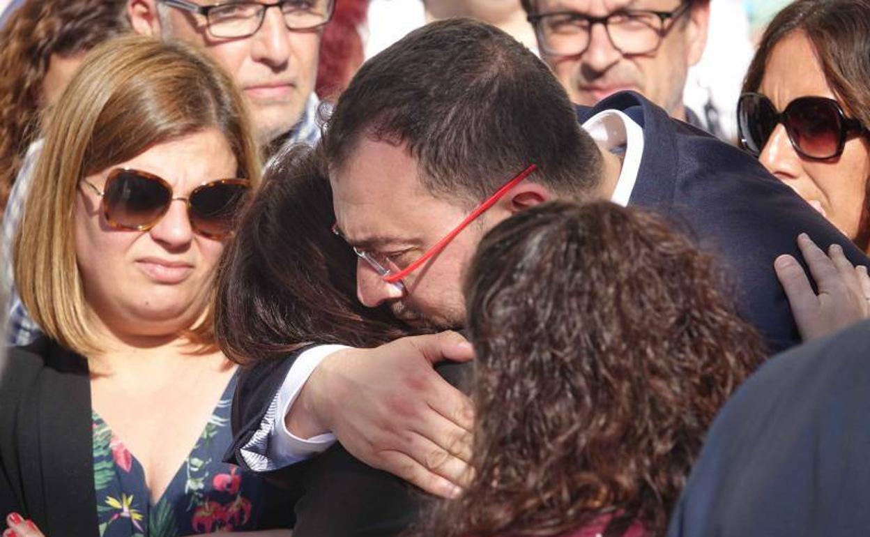 La vicesecretario general del PSOE, Adriana Lastra (izq espaldas), se abraza al presidente del Principado, Adrián Barbón durante el funeral de su padre.