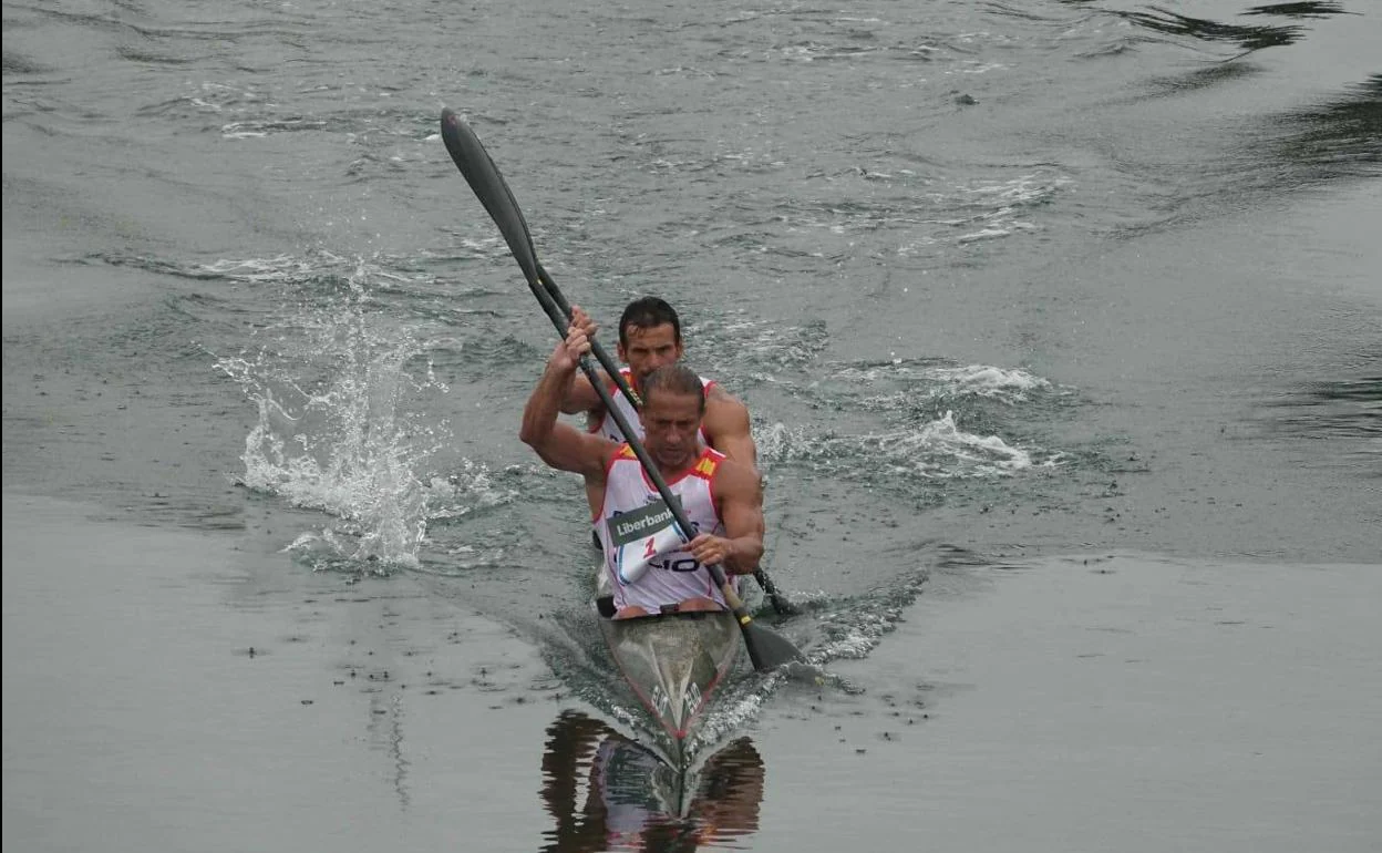 Julio Martinez y Emilio Llamedo, junto al Puente de Ribadesella