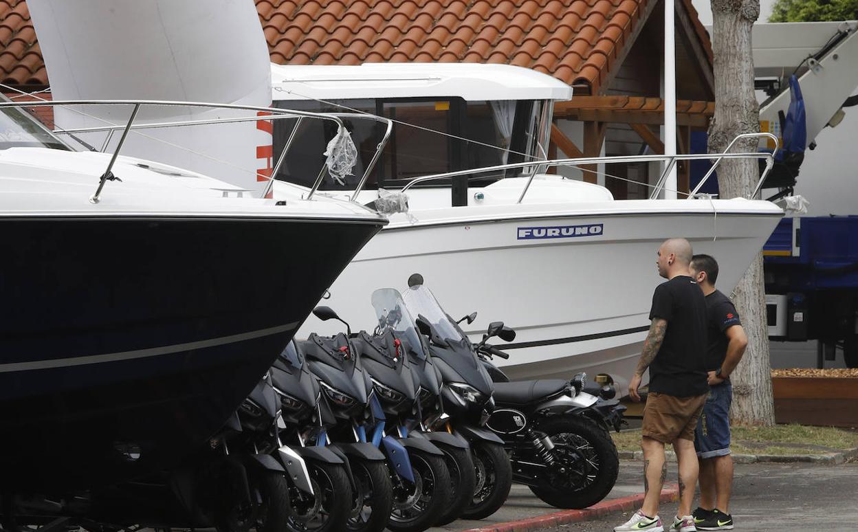 Embarcaciones y motos instaladas ya en el recinto en espera de los primeros visitantes. 