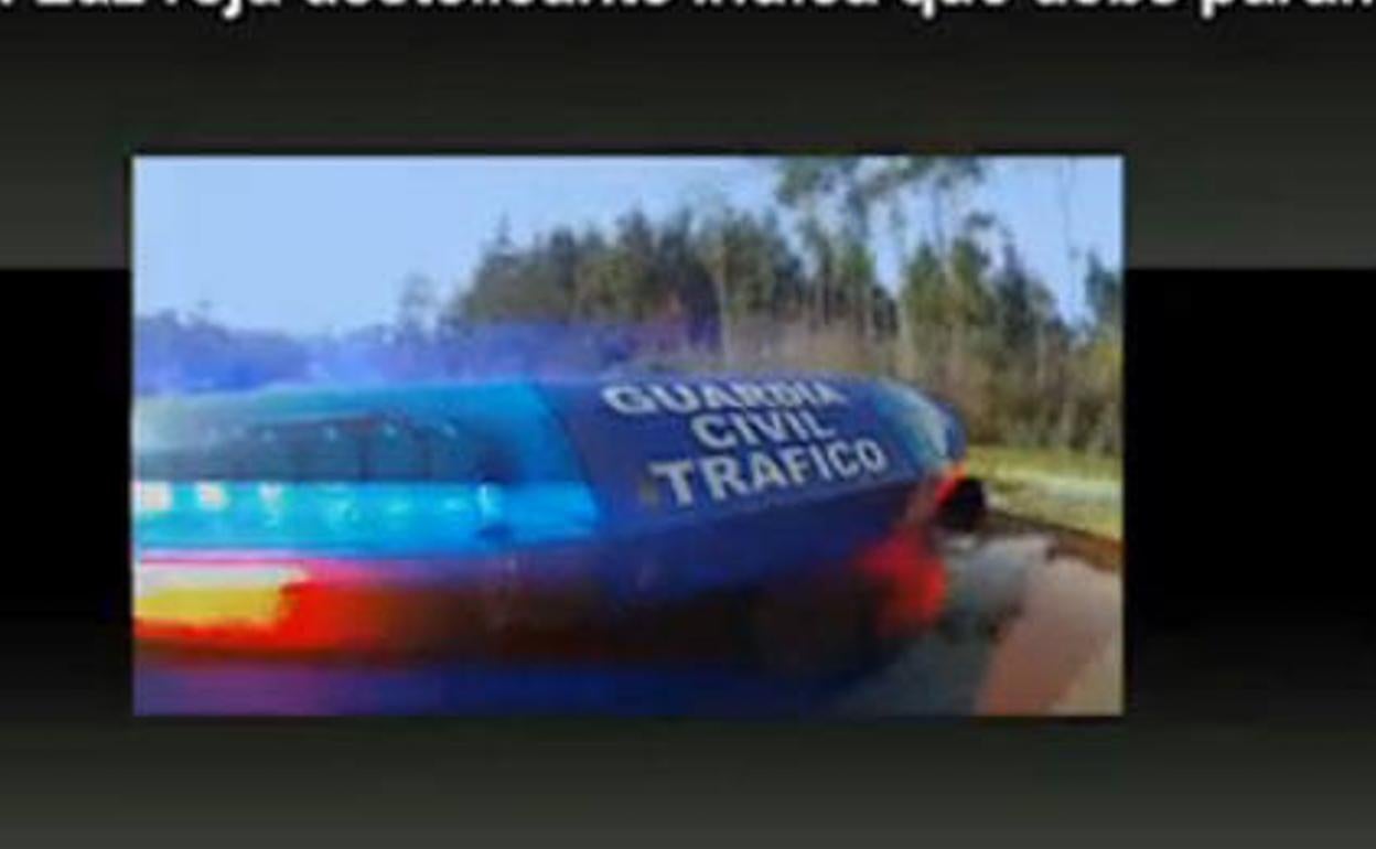 Esto es lo que debes hacer si un coche de la Guardia Civil se coloca detrás con una luz roja destelleante