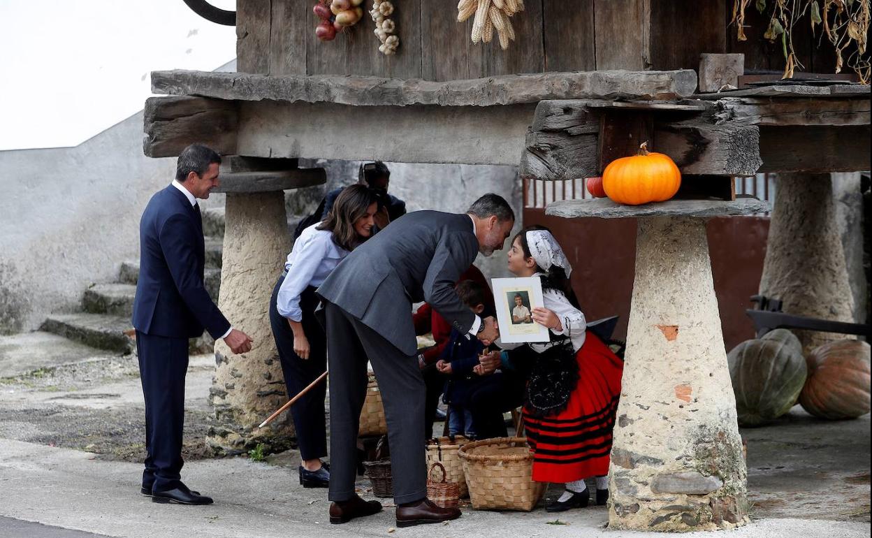 Los Reyes Felipe y Letizia en el acto de entrega del Premio Pueblo Ejemplar en Moal, Cangas del Narcea el pasado año.