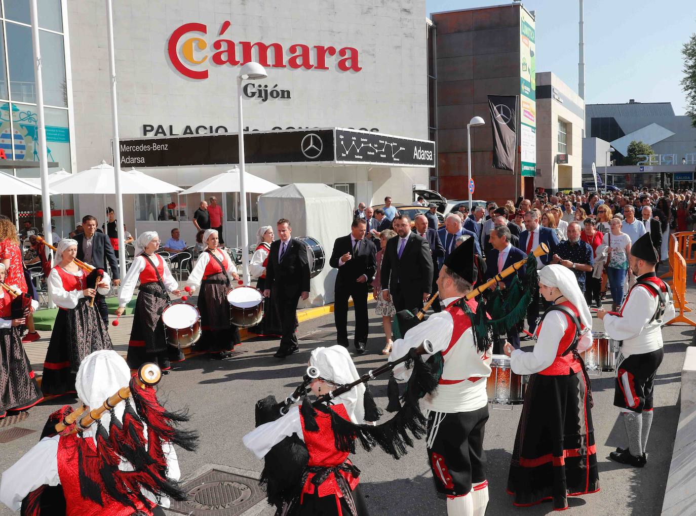 La ministra de Sanidad, Consumo y Bienestar Social, María Luisa Carcedo, ha inaugurado la 63 Feria de Muestras de Asturias, que se celebra en el recinto Luis Adaro de Gijón. Participaron en el acto, además, el presidente del Principado, Adrián Barbón; la alcaldesa de Gijón, Ana González, y el presidente de la Cámara de Comercio de Gijón, Félix Baragaño.