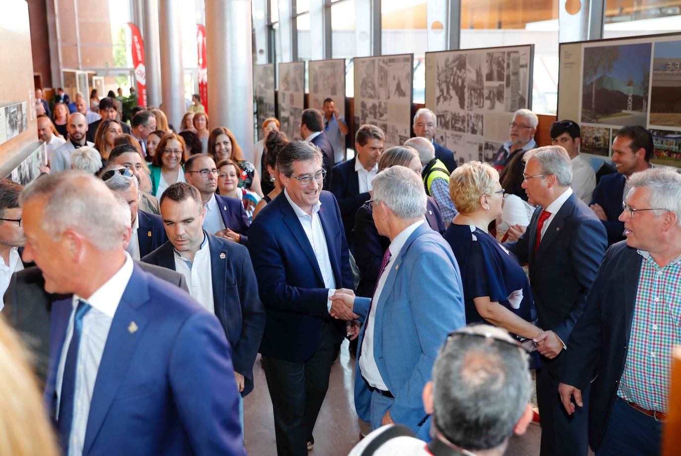 La ministra de Sanidad, Consumo y Bienestar Social, María Luisa Carcedo, ha inaugurado la 63 Feria de Muestras de Asturias, que se celebra en el recinto Luis Adaro de Gijón. Participaron en el acto, además, el presidente del Principado, Adrián Barbón; la alcaldesa de Gijón, Ana González, y el presidente de la Cámara de Comercio de Gijón, Félix Baragaño.