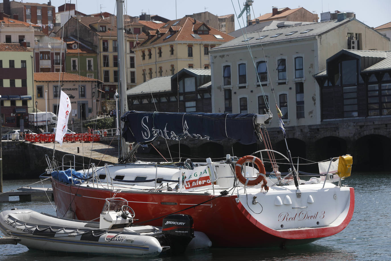 La flota de cruceros tomó a primeras horas de la tarde de este jueves la salida en Santander y puso rumbo al Puerto Deportivo de Gijón, al que llegaron las primeras embarcaciones de madrugada.