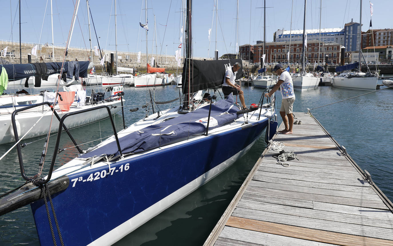 La flota de cruceros tomó a primeras horas de la tarde de este jueves la salida en Santander y puso rumbo al Puerto Deportivo de Gijón, al que llegaron las primeras embarcaciones de madrugada.