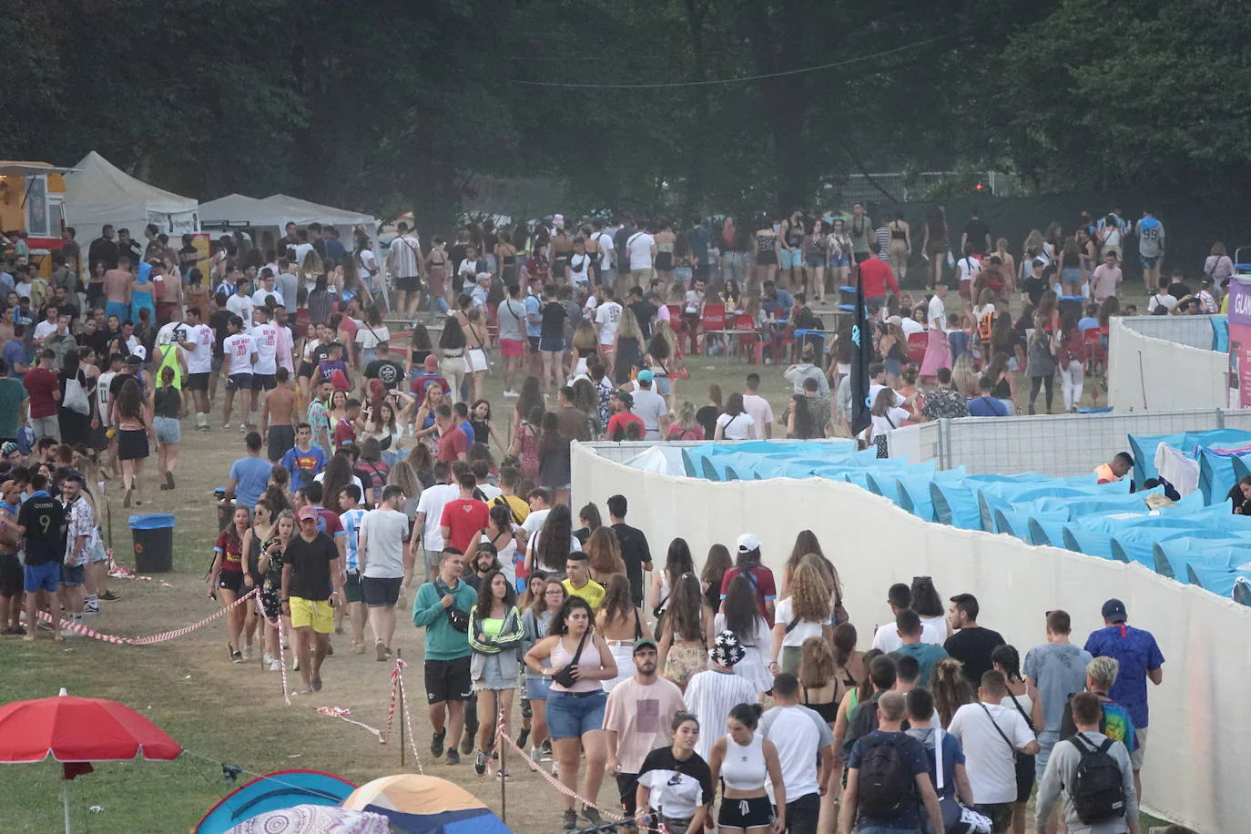 Más de 20.000 personas disfrutan del frenético ritmo del Festival Riverland que nace enmarcado en las celebraciones del Descenso del Río Sella. 