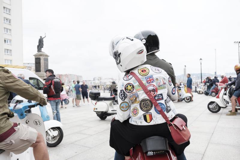 Vespas y Lambrettas se pasearon, este sábado, por Gijón.