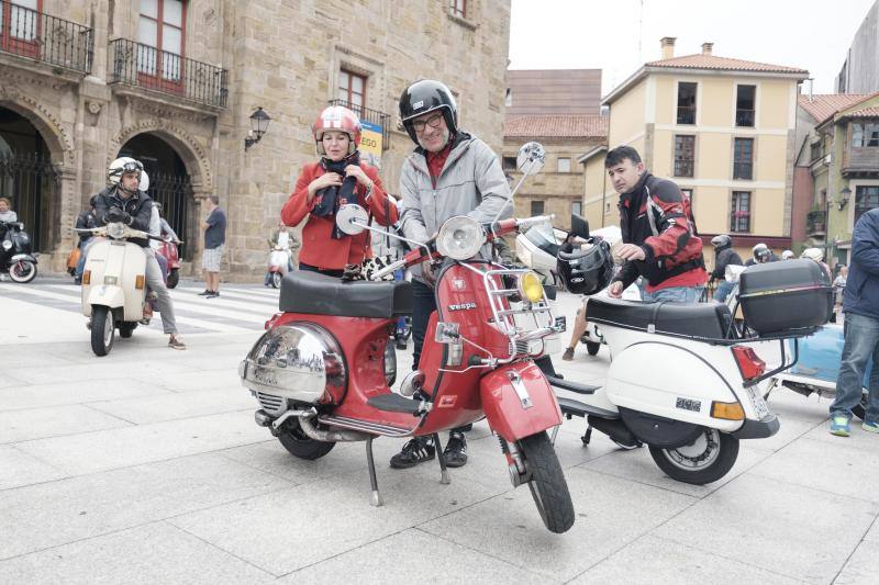 Vespas y Lambrettas se pasearon, este sábado, por Gijón.