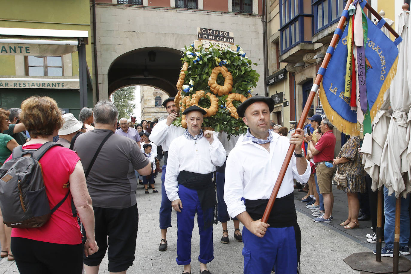 En el mediodía de este domingo tuvo lugar el Día de Asturias en Gijón, con el tradicional desfile desde la plaza Mayor hasta el Cerro, la puya del ramu y la danza prima. También hubo espacio para los juegos tradicionales y la comida en el prau. 