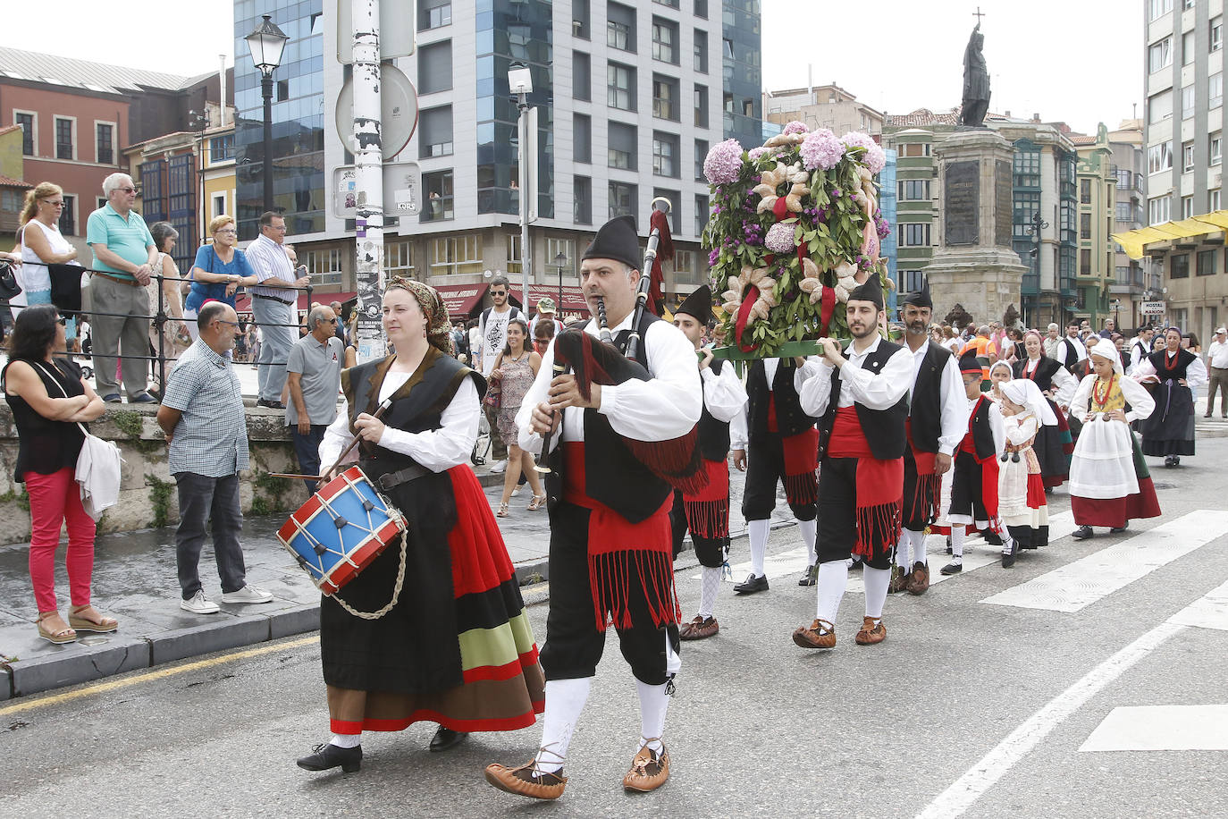 En el mediodía de este domingo tuvo lugar el Día de Asturias en Gijón, con el tradicional desfile desde la plaza Mayor hasta el Cerro, la puya del ramu y la danza prima. También hubo espacio para los juegos tradicionales y la comida en el prau. 