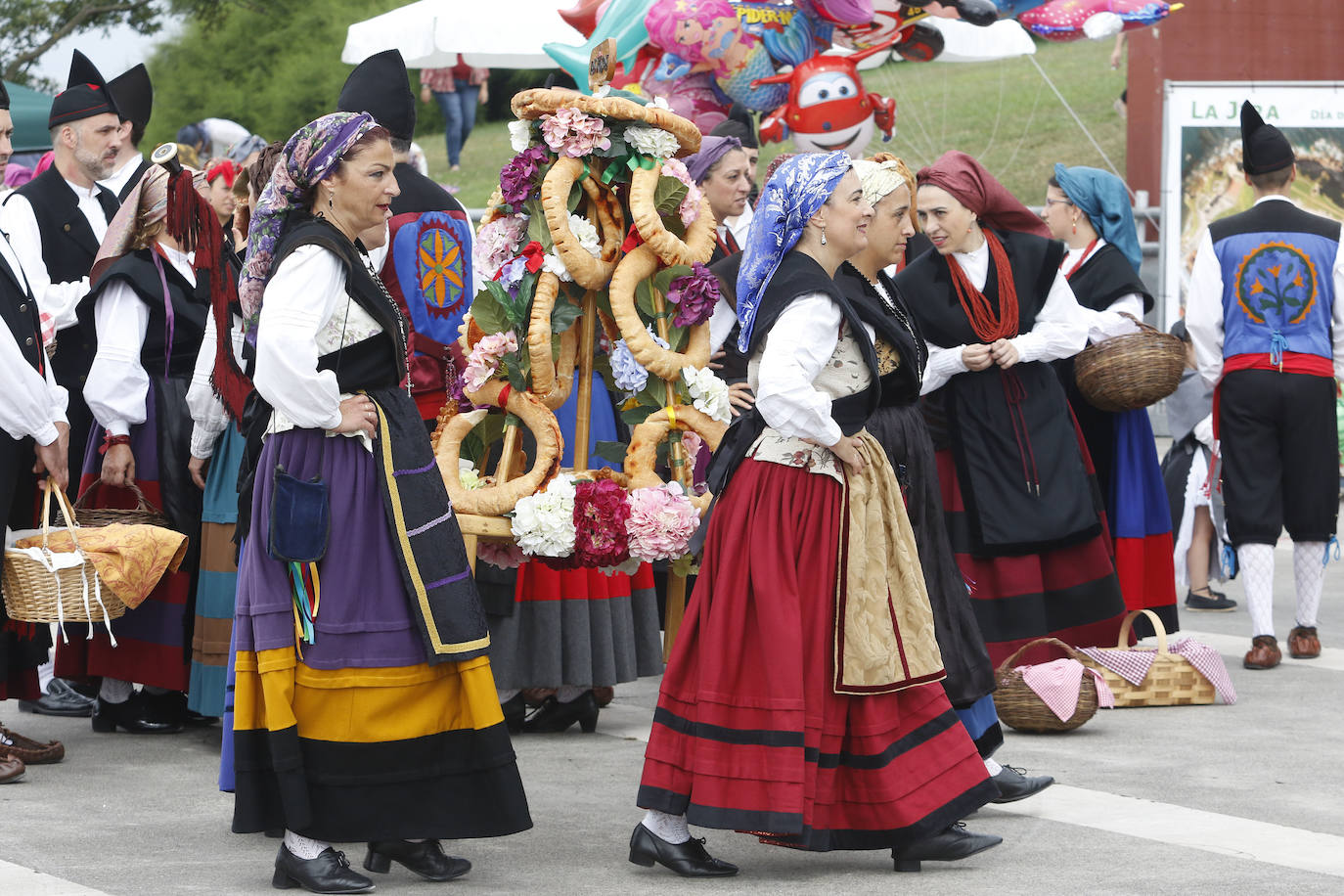 En el mediodía de este domingo tuvo lugar el Día de Asturias en Gijón, con el tradicional desfile desde la plaza Mayor hasta el Cerro, la puya del ramu y la danza prima. También hubo espacio para los juegos tradicionales y la comida en el prau. 